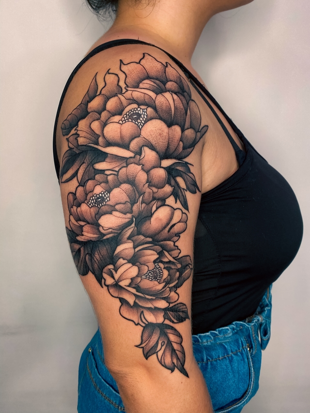 Tatuagem de flor no braço