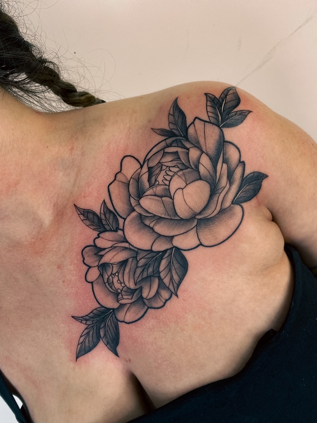 Tatuagem de flor no peito