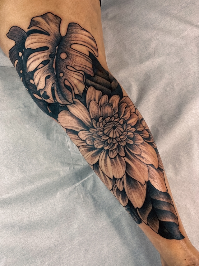 Tatuagem de flores na perna