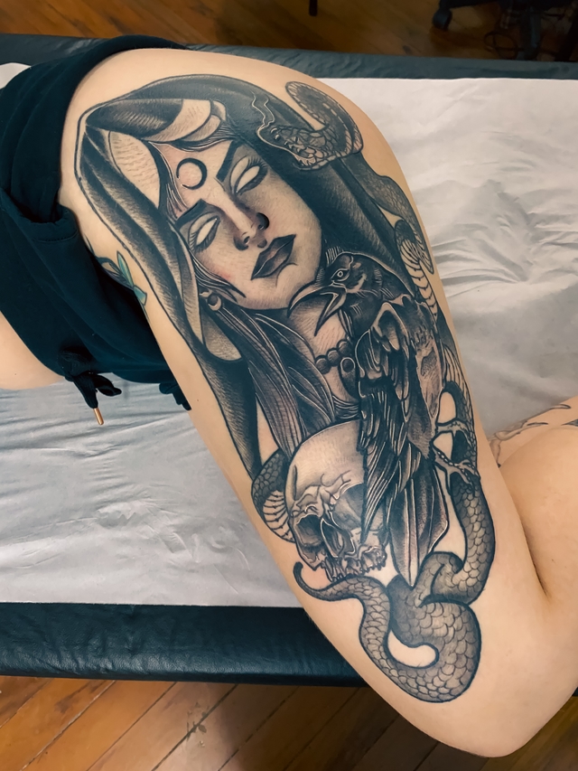 Tatuagem de medusa na coxa