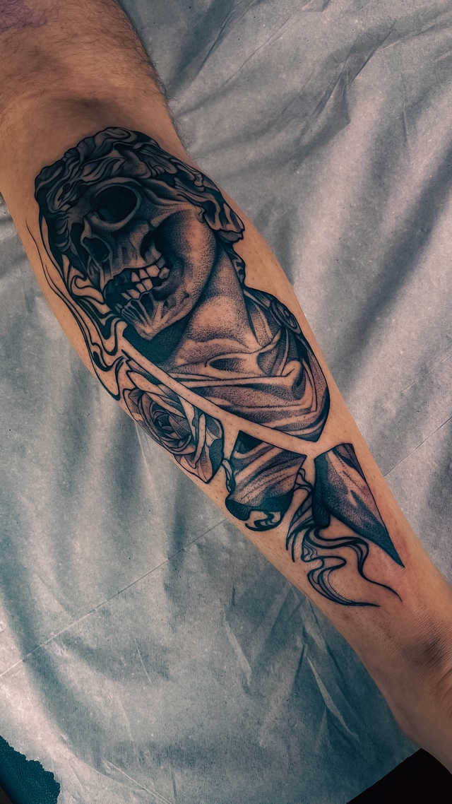 Tatuagem de deus na perna