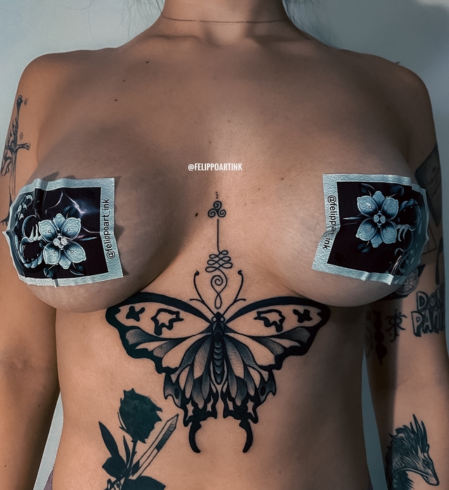 Tatuagem de borboleta no peito