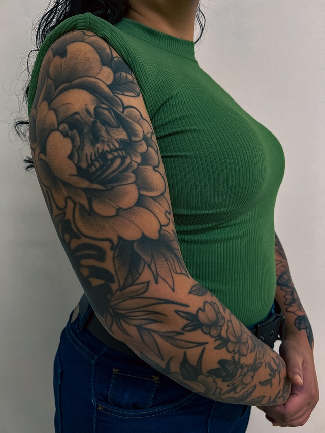 Tatuagem caveira com flores