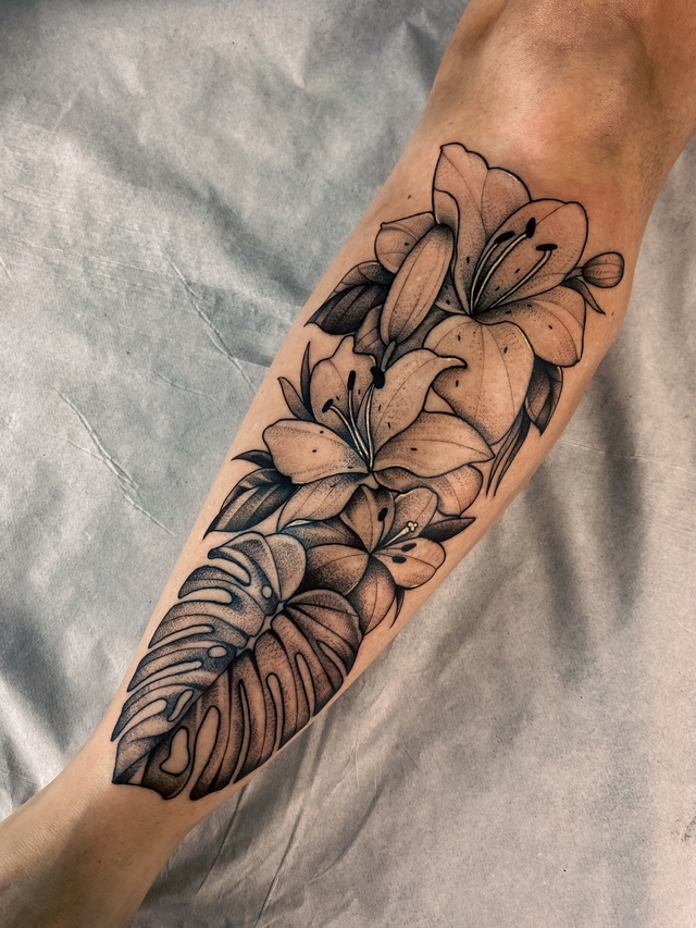Tatuagem de flor no braço