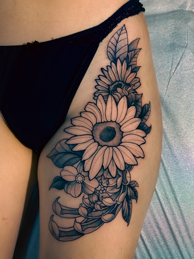Tatuagem de flor na coxa