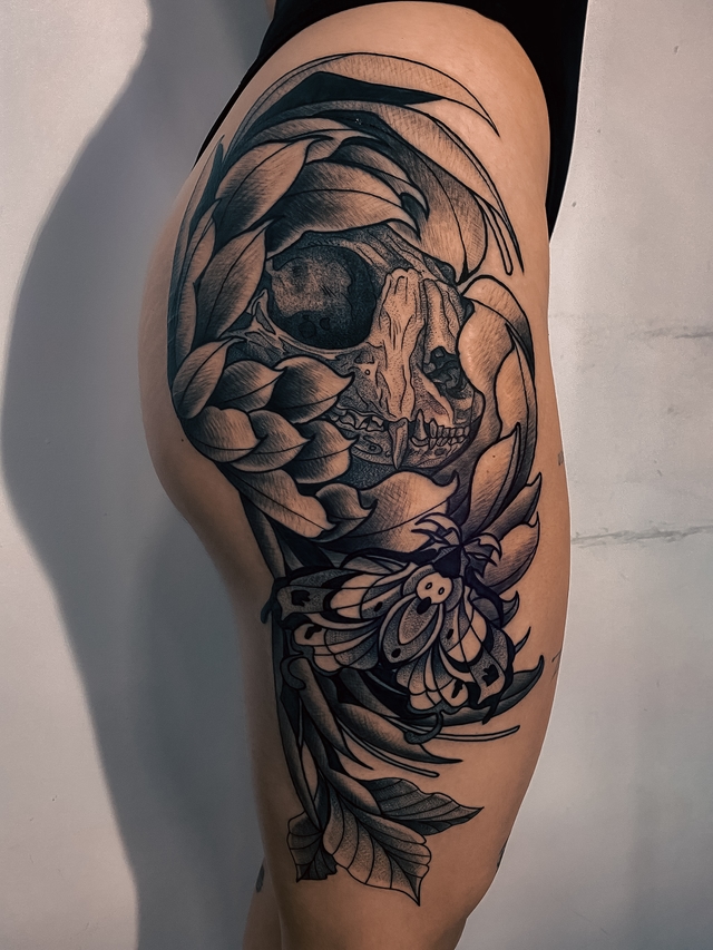 Tatuagem de caveira com flor