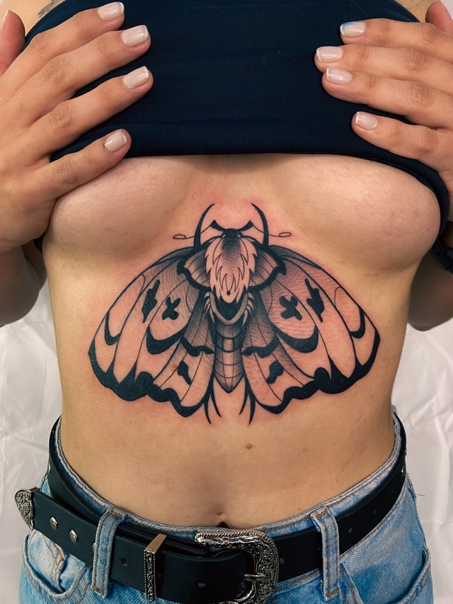 Tatuagem de borboleta no peito