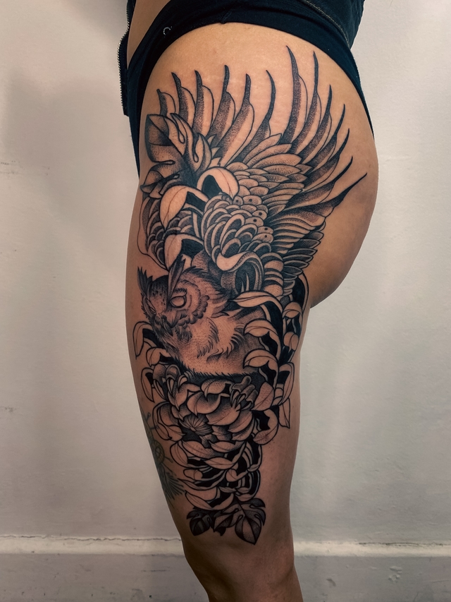 Tatuagem de coruja na coxa