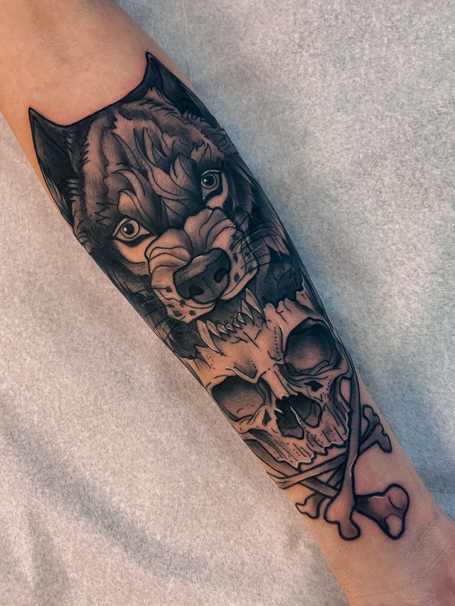 Tatuagem de lobo com caveira
